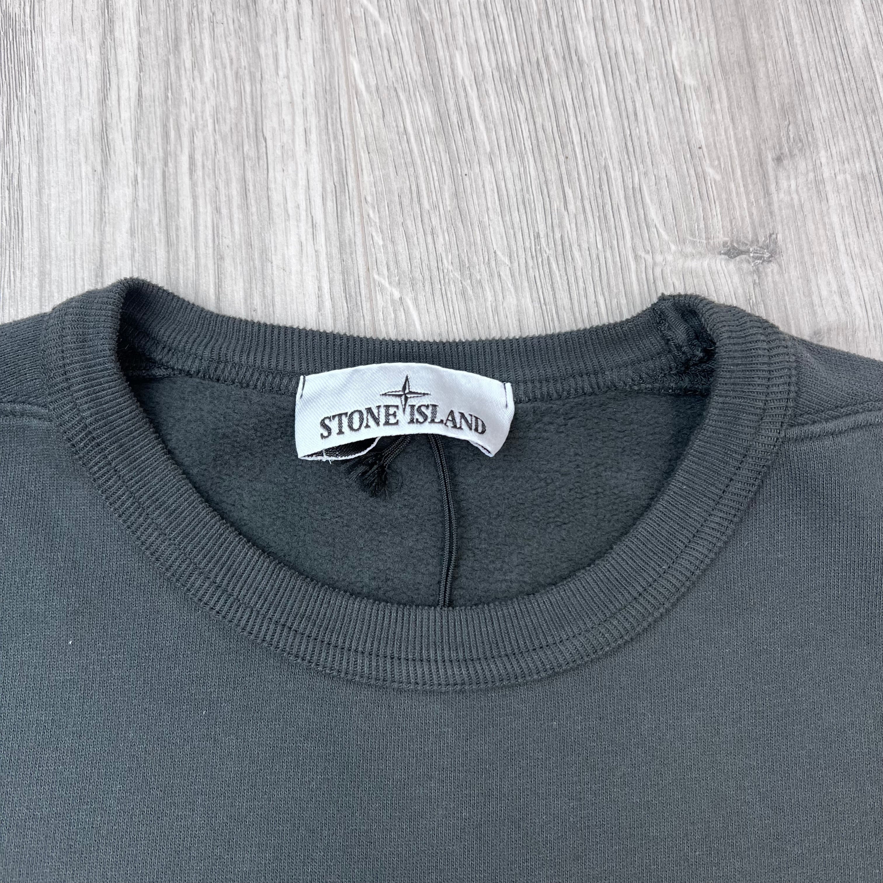 A close up view of the crewneck collar on a Stone Island Crewneck Brushed Cotton Sweatshirt in Lead Grey.