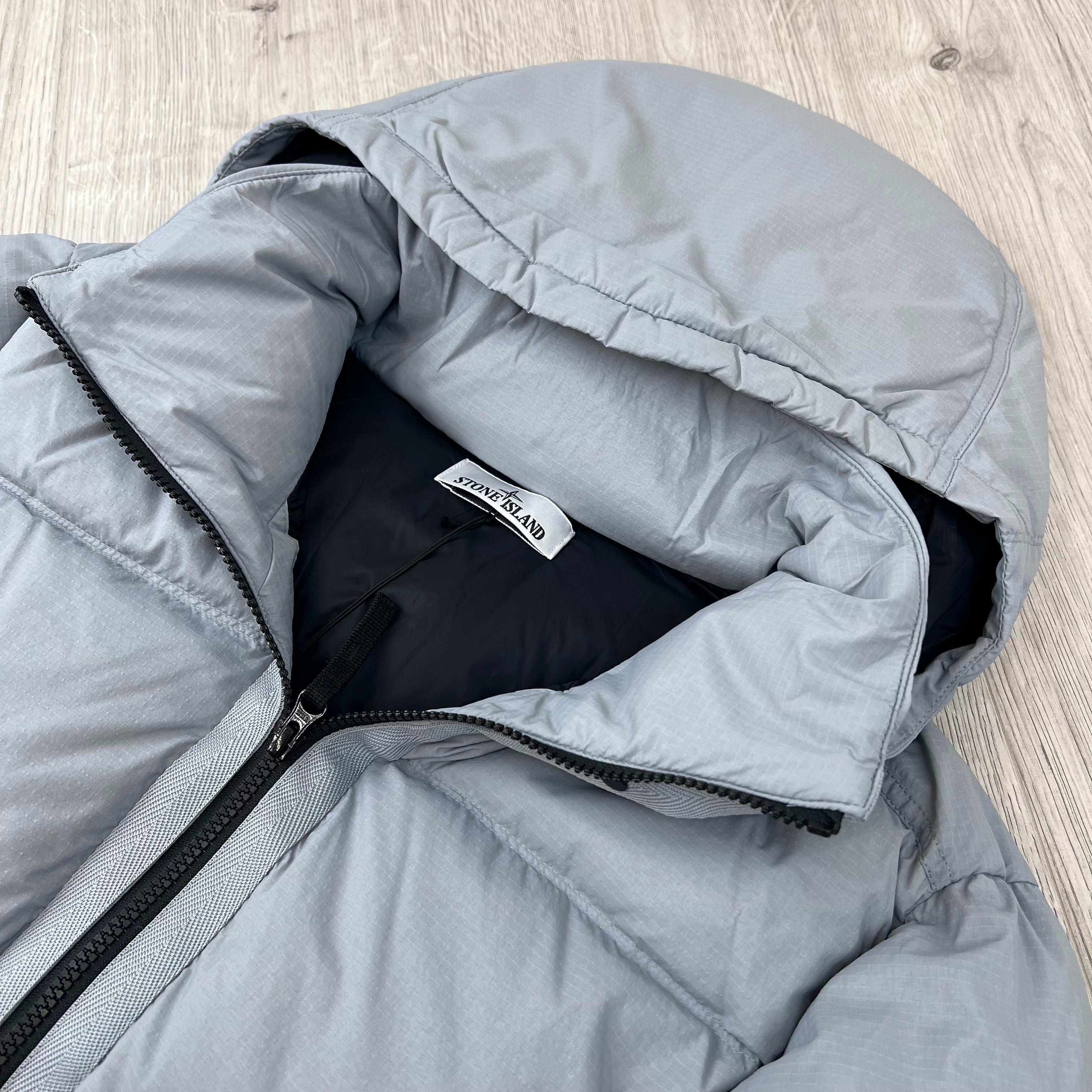 A close up angled view of the collar Stone Island Matt Ripstop CORDURA® Down Jacket in Ash Grey.